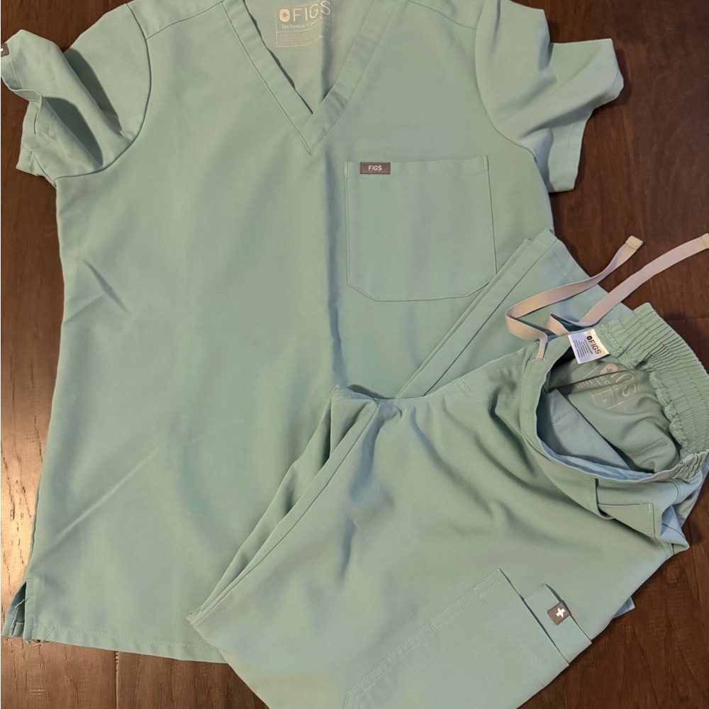 FIGS scrub set